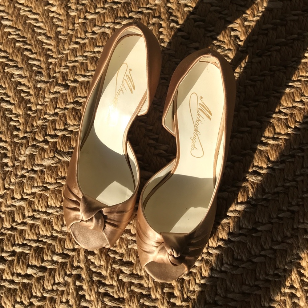 Gold/tan shiny heels